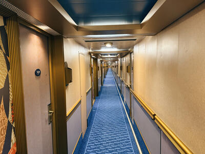 Carnival-Luminosa-Interior-Hallway