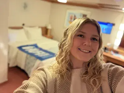 Elizabeth-Selfie-Carnival-Luminosa-Cabin