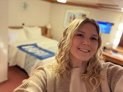 Elizabeth-Selfie-Carnival-Luminosa-Cabin