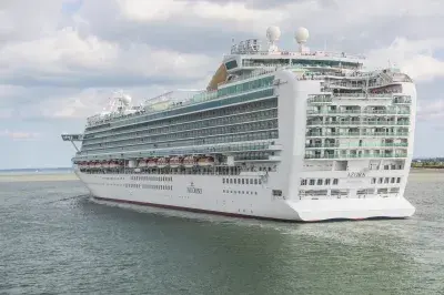 P&O-Azura-Leaving-Southampton