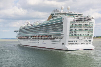 P&O-Azura-Leaving-Southampton