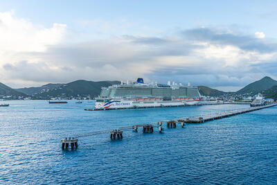P&O-Docked-St-Maarten