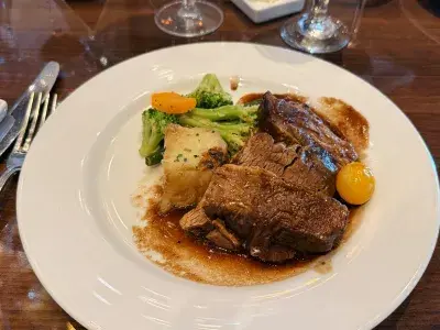 Carnival-Luminosa-Main-Dining-Food