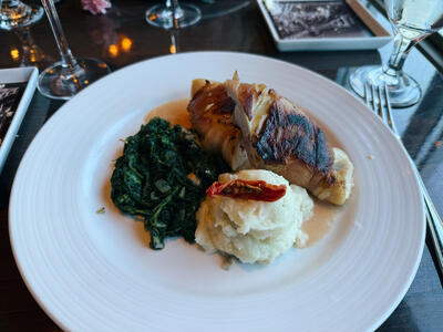 Carnival-Luminosa-Main-Dining-Room-Entree