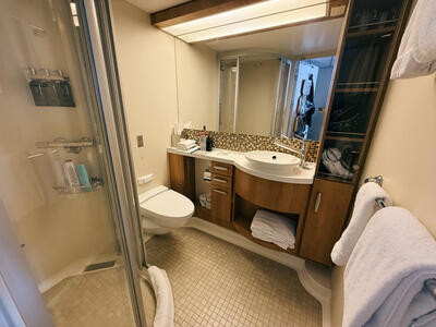Celebrity-Eclipse-Bathroom-1200px-800px