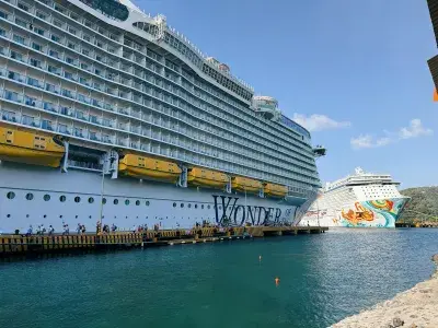 Wonder-Docked-Roatan-Honduras