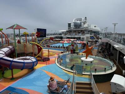 ovation-pool-deck-splashaway