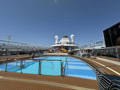 ovation-pool-deck