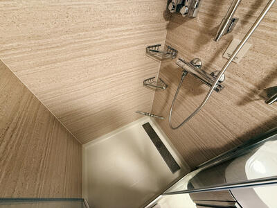 NCL-Aqua-Inside-Cabin-Shower-12