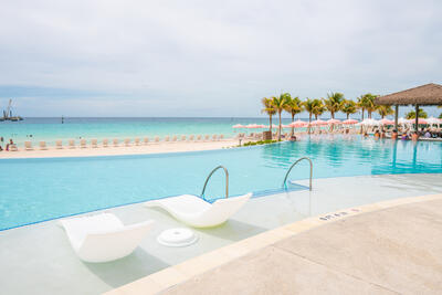 infinity pool at Pearl Cove Beach Club