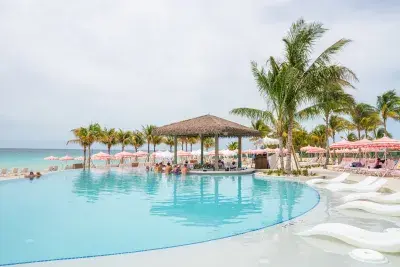 swim-up bar at Pearl Cove Beach Club