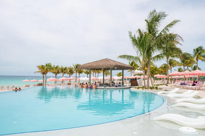 swim-up bar at Pearl Cove Beach Club