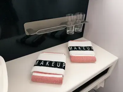 Brilliant-Lady-Inside-Bathroom-Makeup-Towels-4