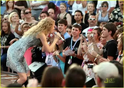 taylor-swift-allure-concert-pics-03-just-jared