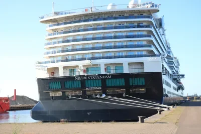 Nieuw Statendam aft docked