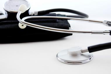 Black stethoscope on a white table (source: Bru-nO, Pixabay)
